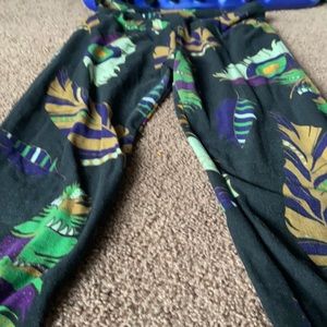 One Size Lularoe Leggings With Feather pattern